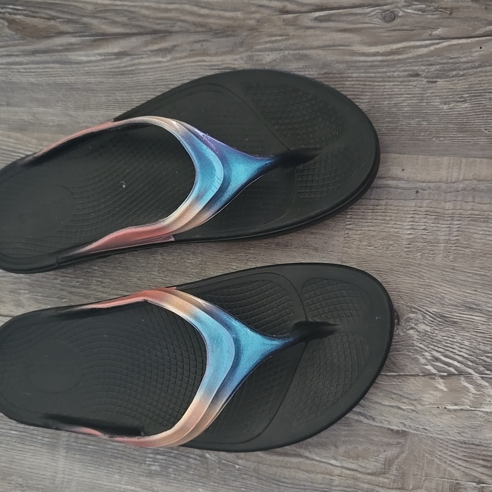 OOFOS Women's Sandal with Black and Purple Gradient - Picture 3 of 5